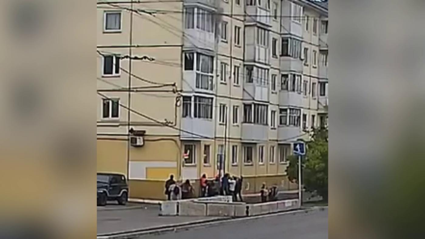 В Мурманске ребенка спасли из полыхающей квартиры