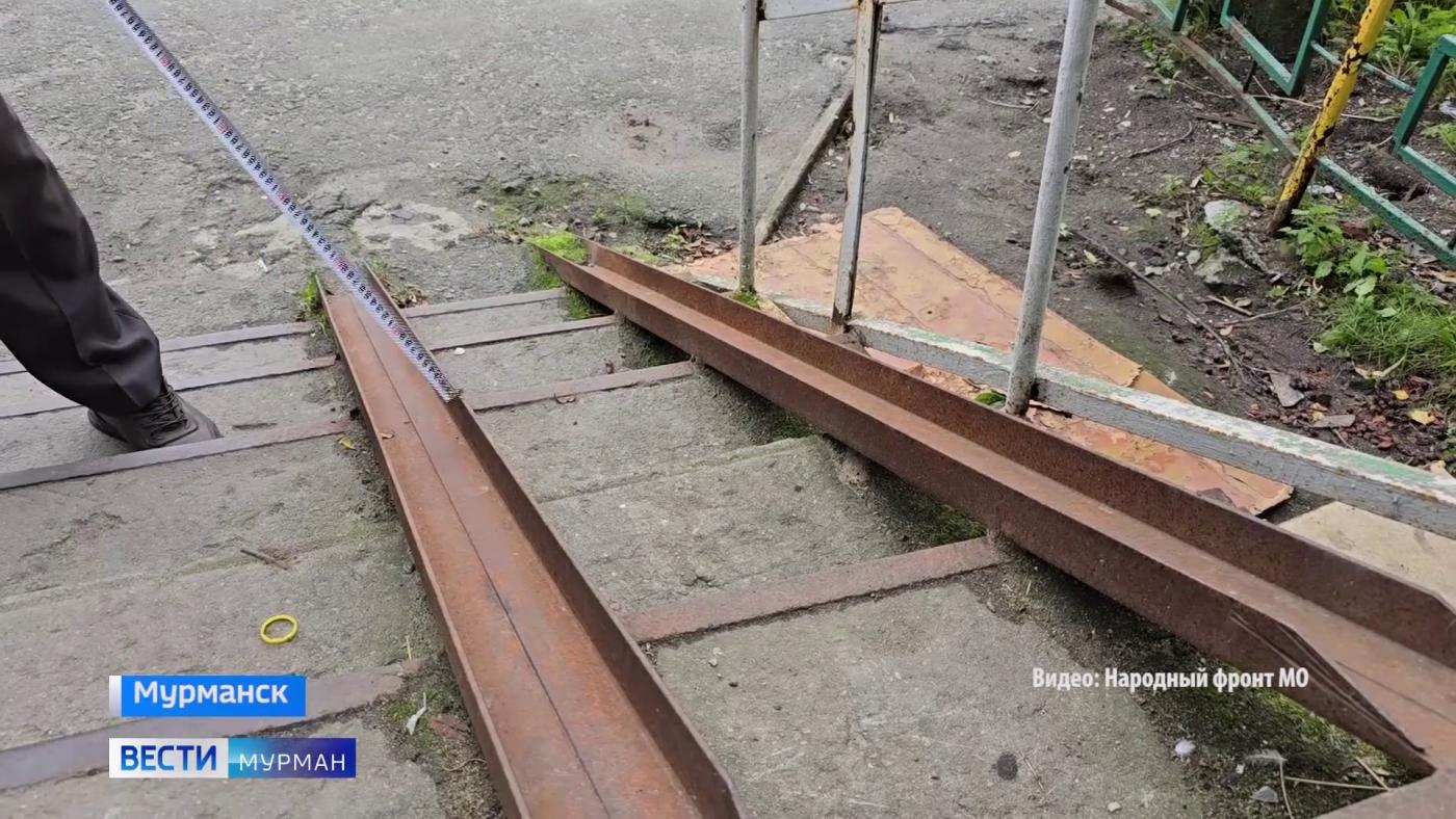 В Мурманске жильцы одного из домов на улице Сафонова пожаловались на отсутствие подходящего пандуса