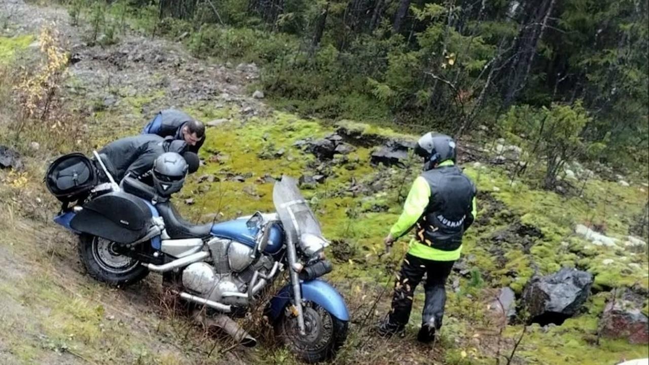 Оказавшегося в кювете в Кольском округе мотоциклиста госпитализировали