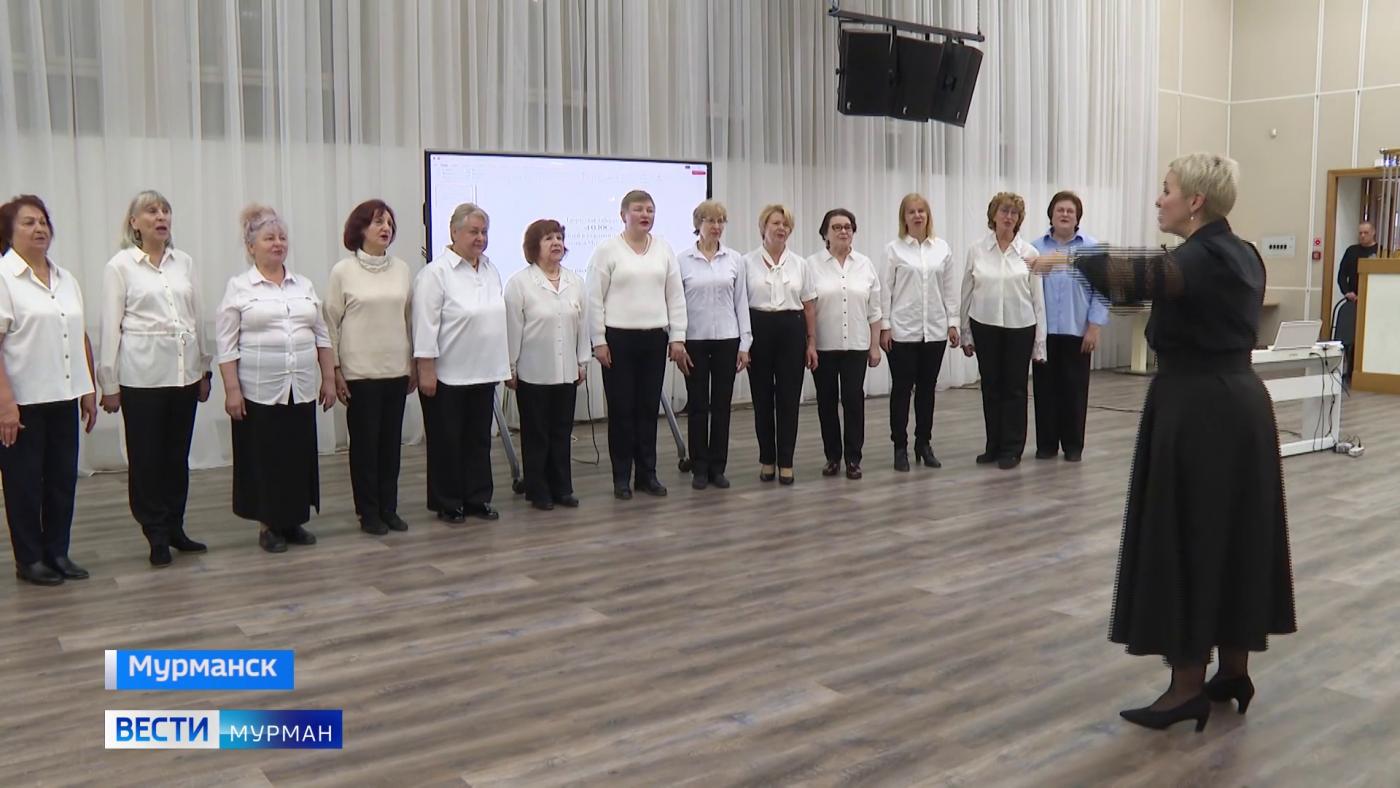 Спеть от души: в мурманском ДК имени Кирова выступили творческие коллективы старшего поколения