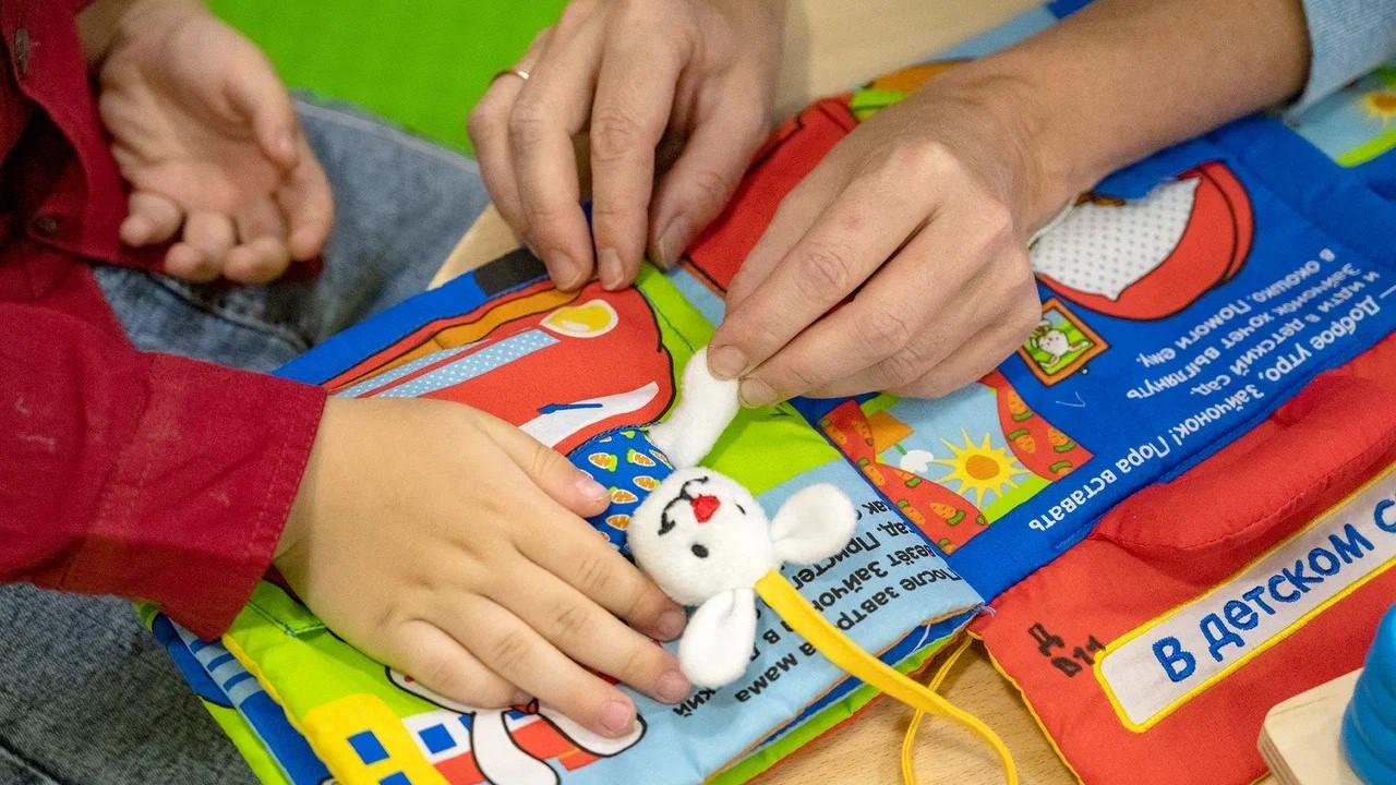 Семьи с детьми в Мурманской области, оказавшиеся в трудной жизненной ситуации, смогут получать соцуслуги бесплатно