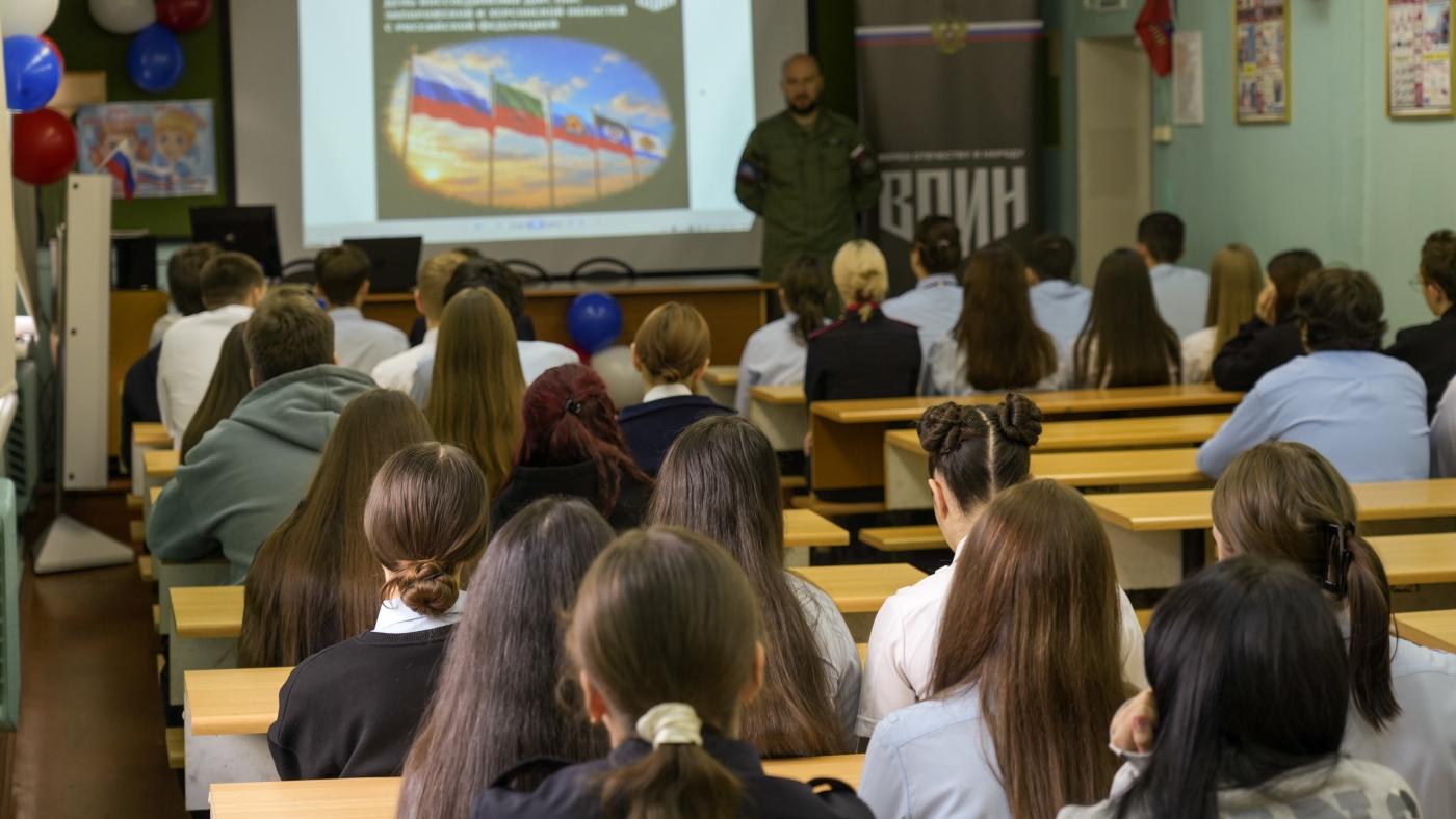 Специалисты центра "ВОИН" проводят занятия для студентов колледжа в Мурманске