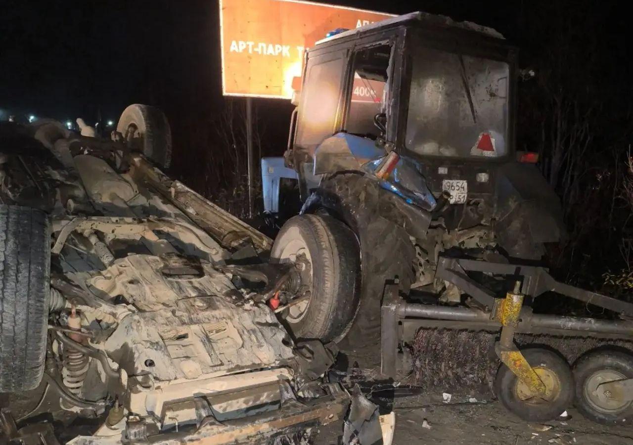 Под Кировском иномарка врезалась в трактор и перевернулась