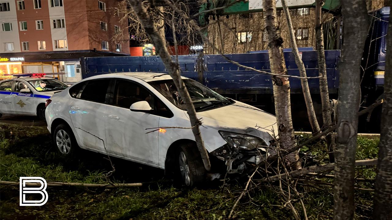 Две иномарки не смогли разъехаться на Полярных Зорях в Мурманске