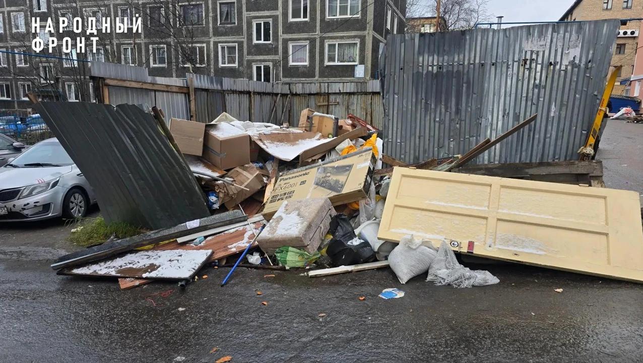 Народный фронт: контейнерная площадка на Капитана Тарана в Мурманске требует срочного ремонта