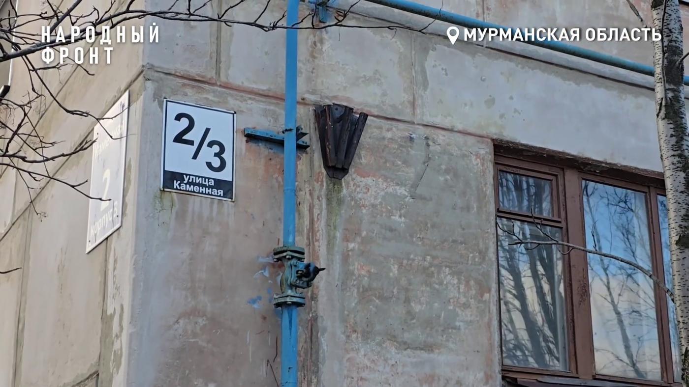 Жильцы мурманского дома сами заделывают швы в подъезде, чтобы сохранить тепло