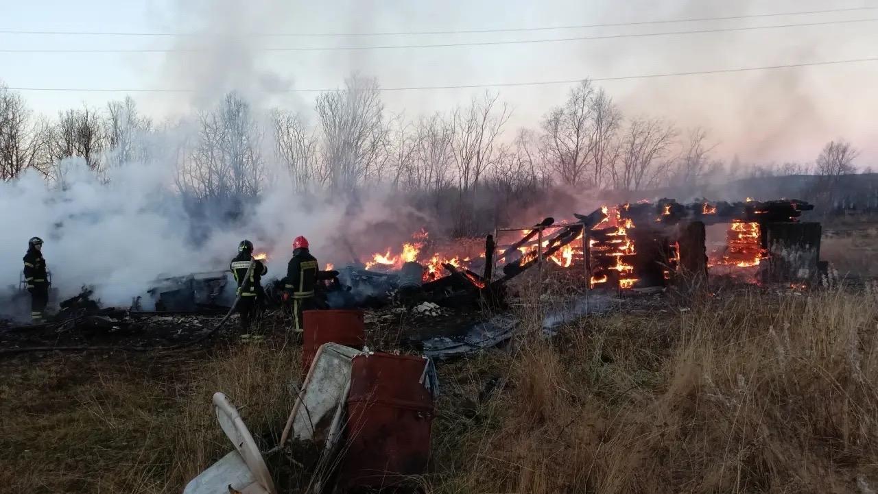 Огонь уничтожил пять гаражей и технику в районе железнодорожной станции Пяйве