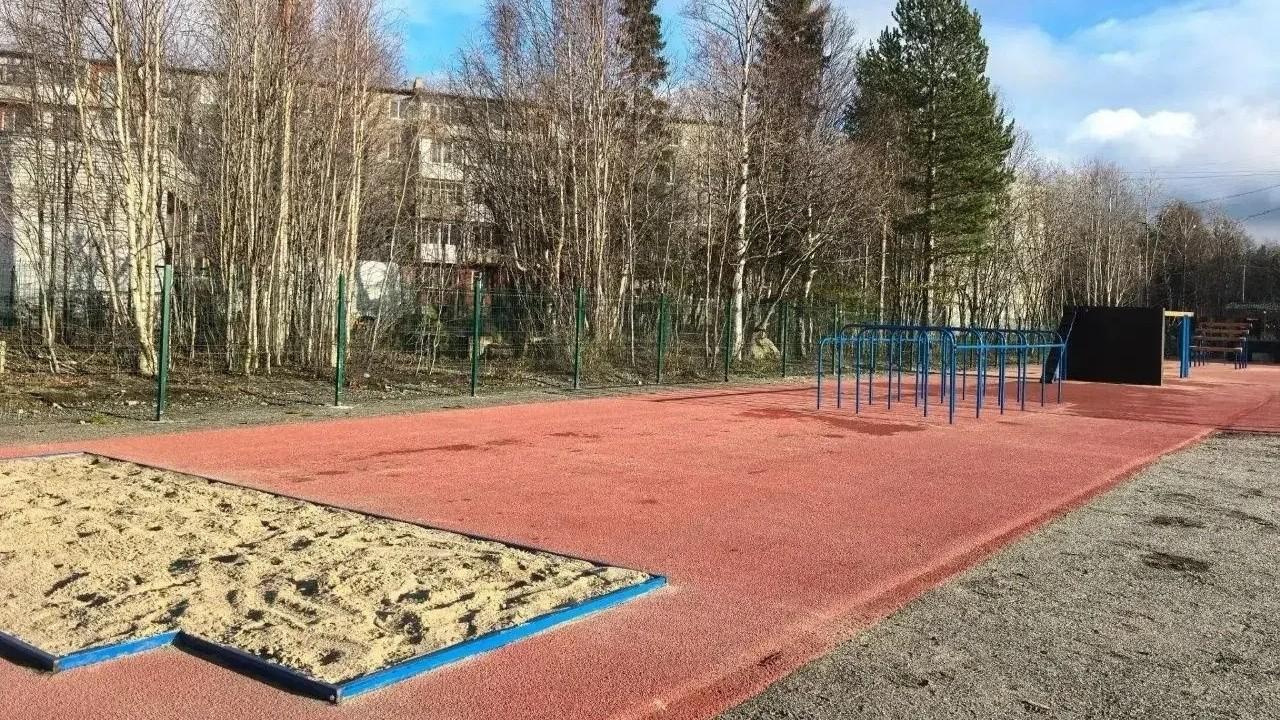 Полоса препятствий открылась в колледже Мончегорска по инициативе родительского комитета