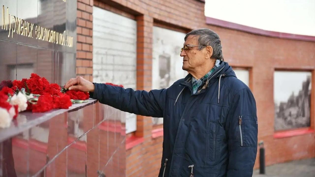 Мурманчане приняли участие в памятных мероприятиях в день 82-летия разгрома немецко-фашистских войск в Заполярье