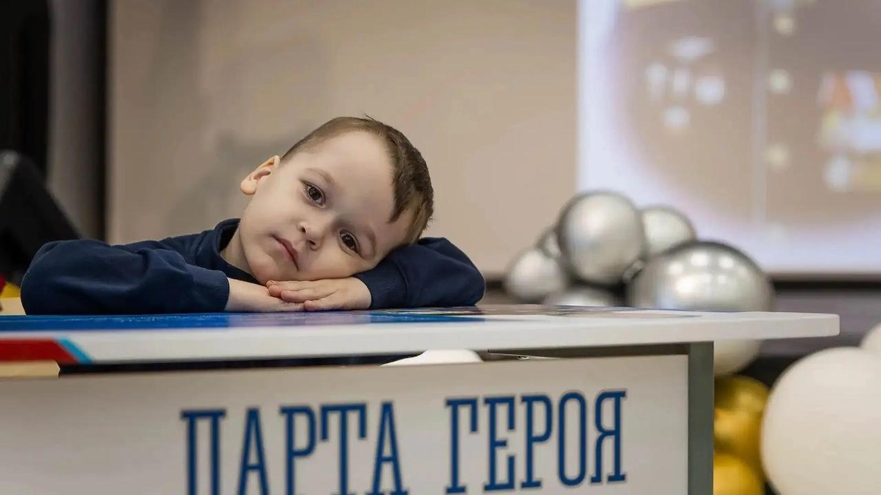 Парту Героя, посвященную ветерану СВО Курчееву, открыли в мурманской школе №49