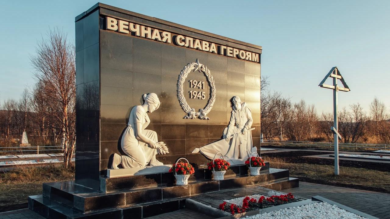 Памятник "Стела на захоронении советских воинов" открыли на русско-немецком кладбище в Печенге