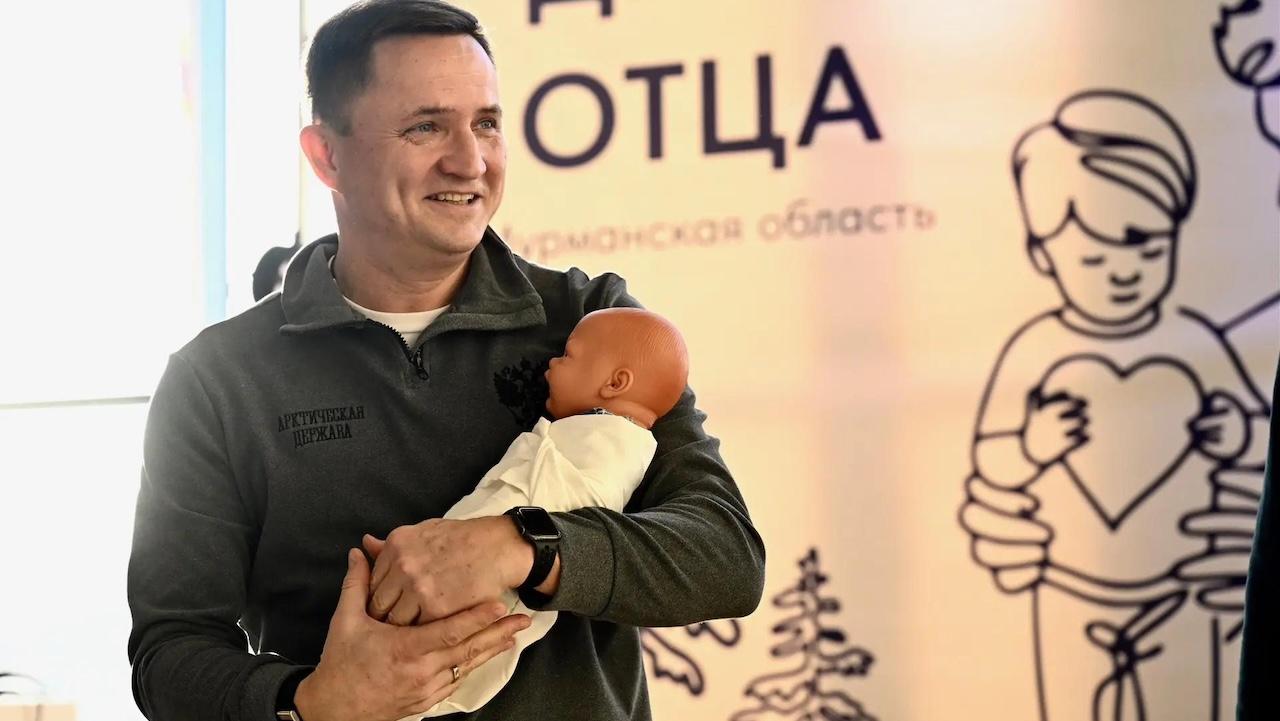 Глава минздрава Мурманской области провел мастер-класс по пеленанию в рамках декады отцовства