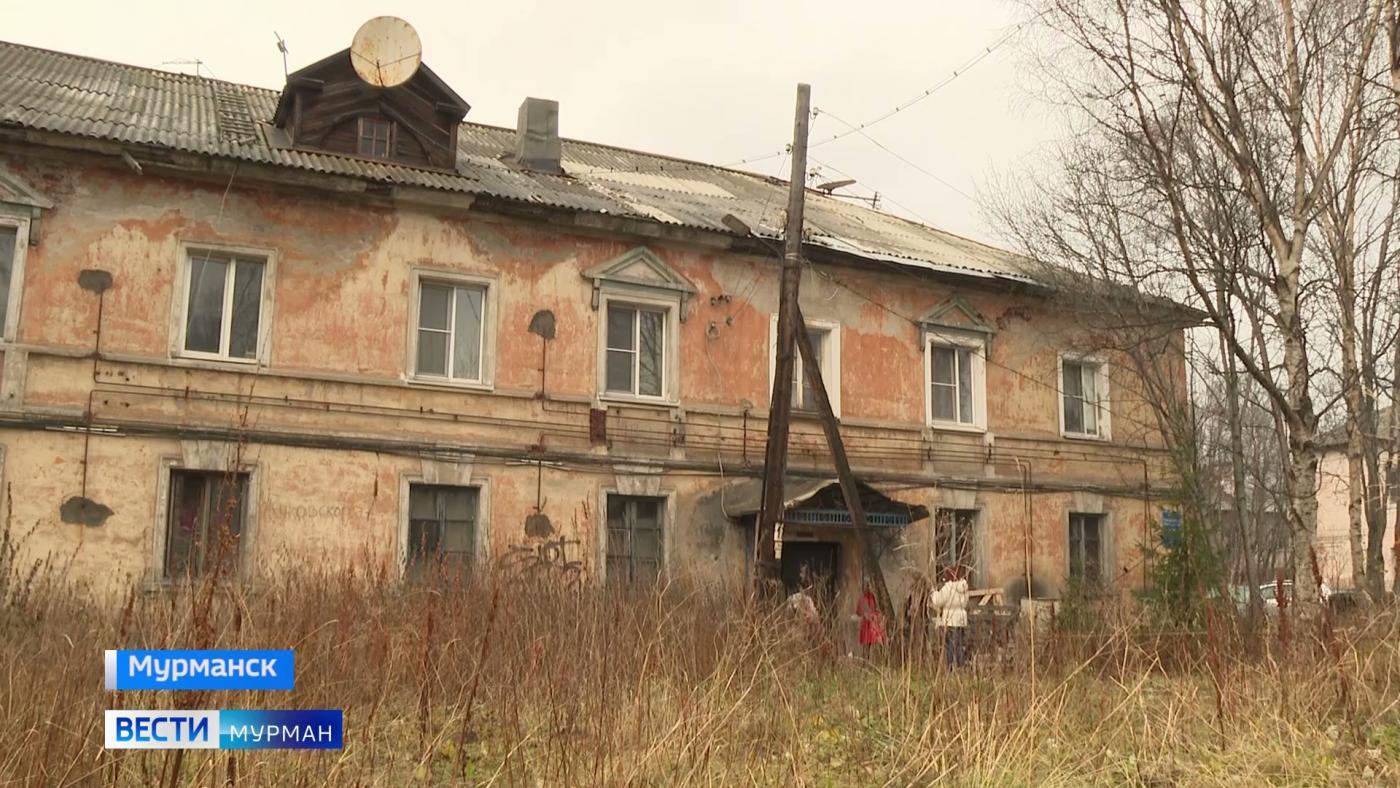 Потолок провис, на стол падает штукатурка: на Жуковского, 7 в Мурманске снова коммунальная беда