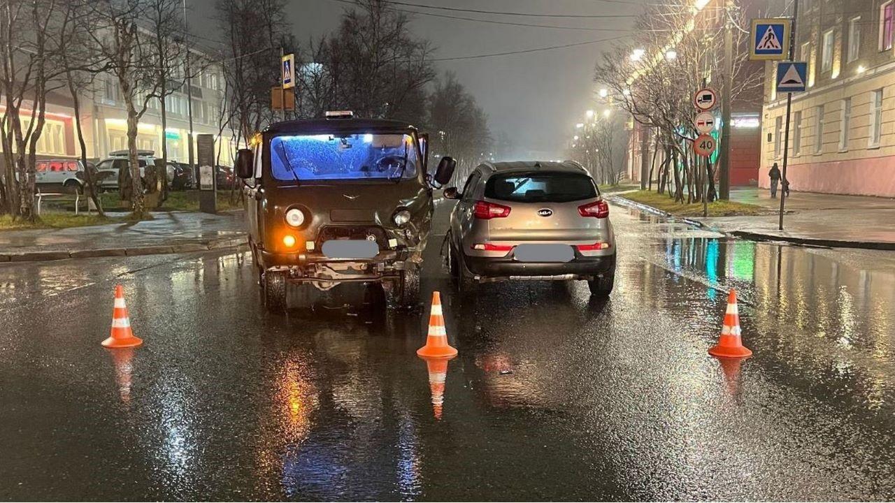 Нетрезвый водитель "Киа" врезался в стоящий на дороге в Кировске УАЗ